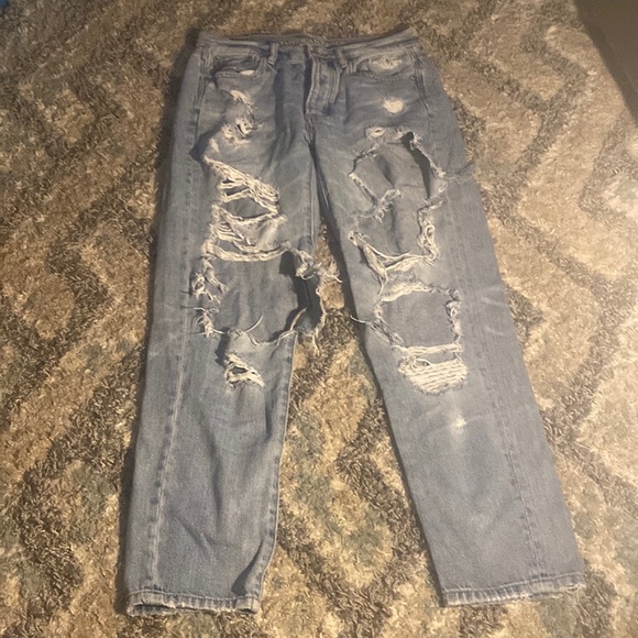 American Eagle Outfitters Denim - Woman’s size 4 American eagle light wash hole jeans